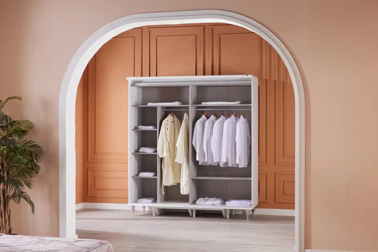 Kıyafetlerin Döndürülerek Giyilmesi: Yöntemler, Avantajlar ve Gardırop Düzenleme Teknikleri