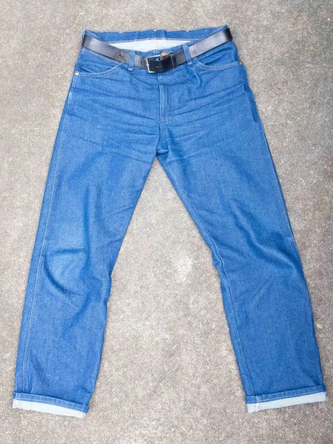 Levi's 13MWZ Raw Denim: Sert Indigo Kumaş ve Yüksek Bel Kesimiyle Dayanıklı Kot İncelemesi