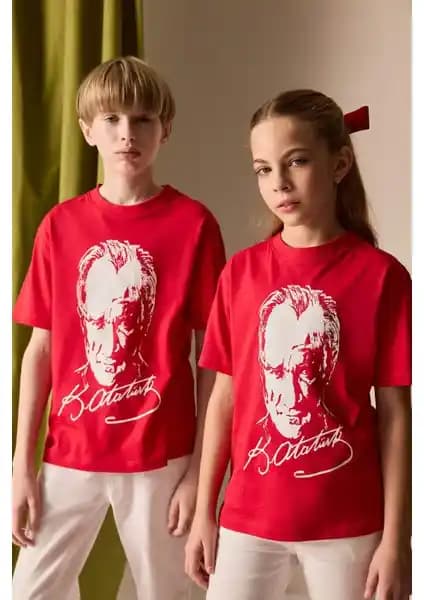 DeFacto Erkek Çocuk Atatürk Baskılı Kısa Kollu Tişörtü Yüksek Kalite ve Rahatlık Sunar