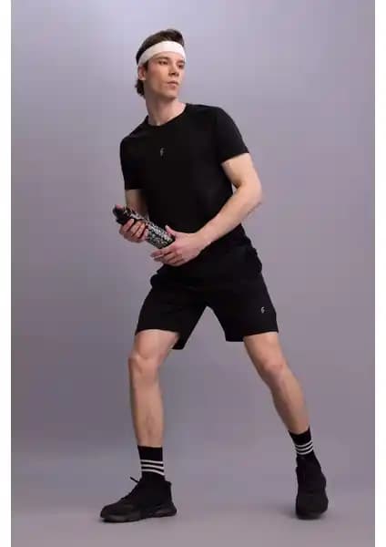 DeFacto Slim Fit Dar Kesim Sporcu Şortları: Modern ve Fonksiyonel Yazlık Erkek Giyim