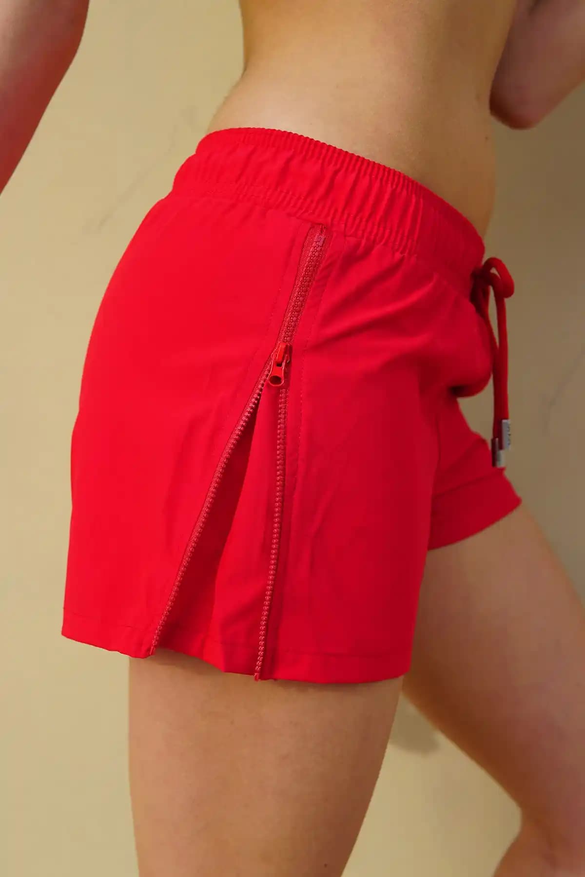 Miami Beach Kadın Kırmızı Mini Boy Mayo Şortu Modern Tasarım ve Konfor Sunar