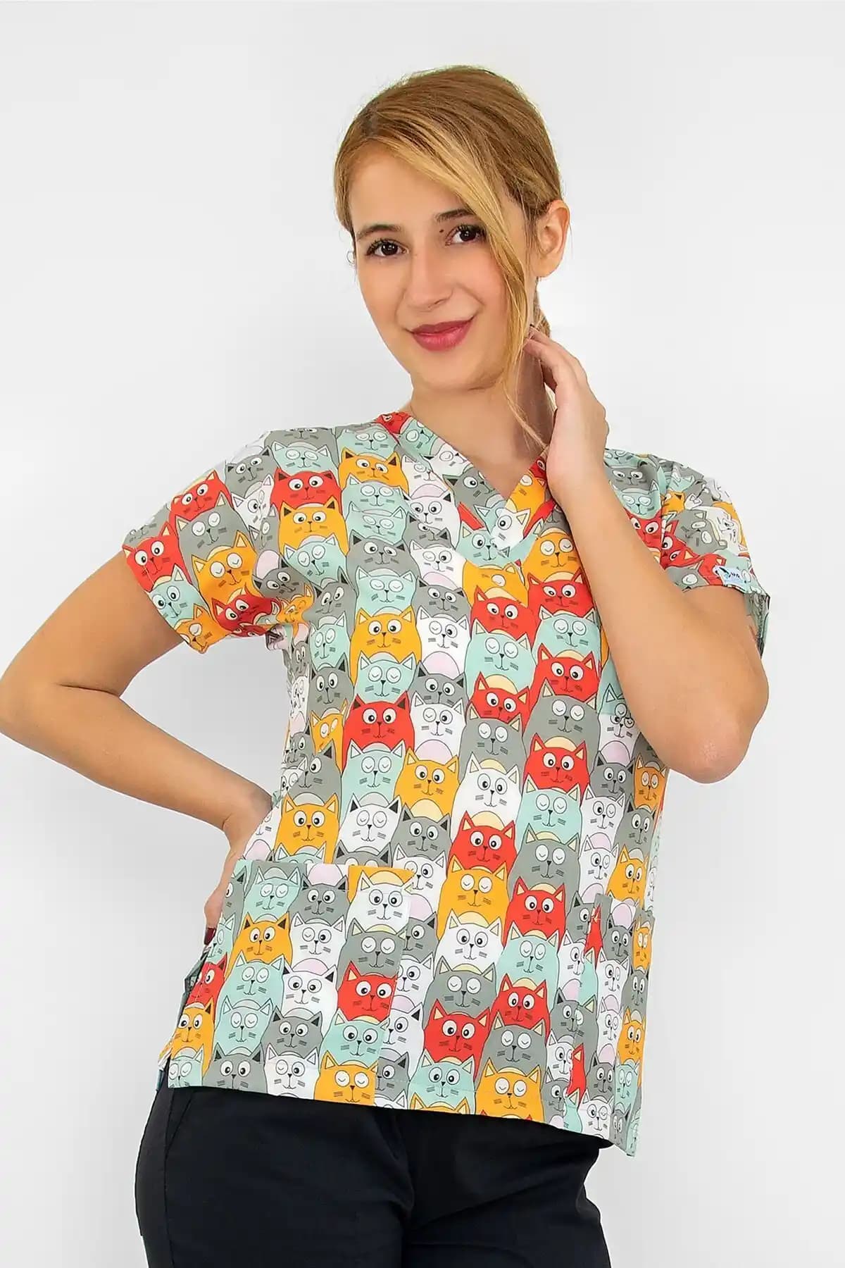 Nur Medikal Giyim Unisex Turuncu Kedi Temalı Cerrahi Forma: Modern ve Fonksiyonel Tasarım