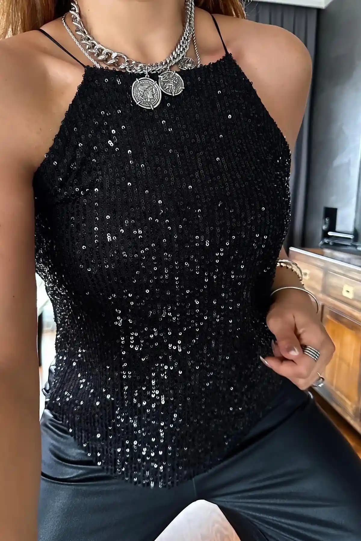 Sohotique Siyah Reglan Yaka Bluz Şıklık ve Konforu Bir Arada Sunar