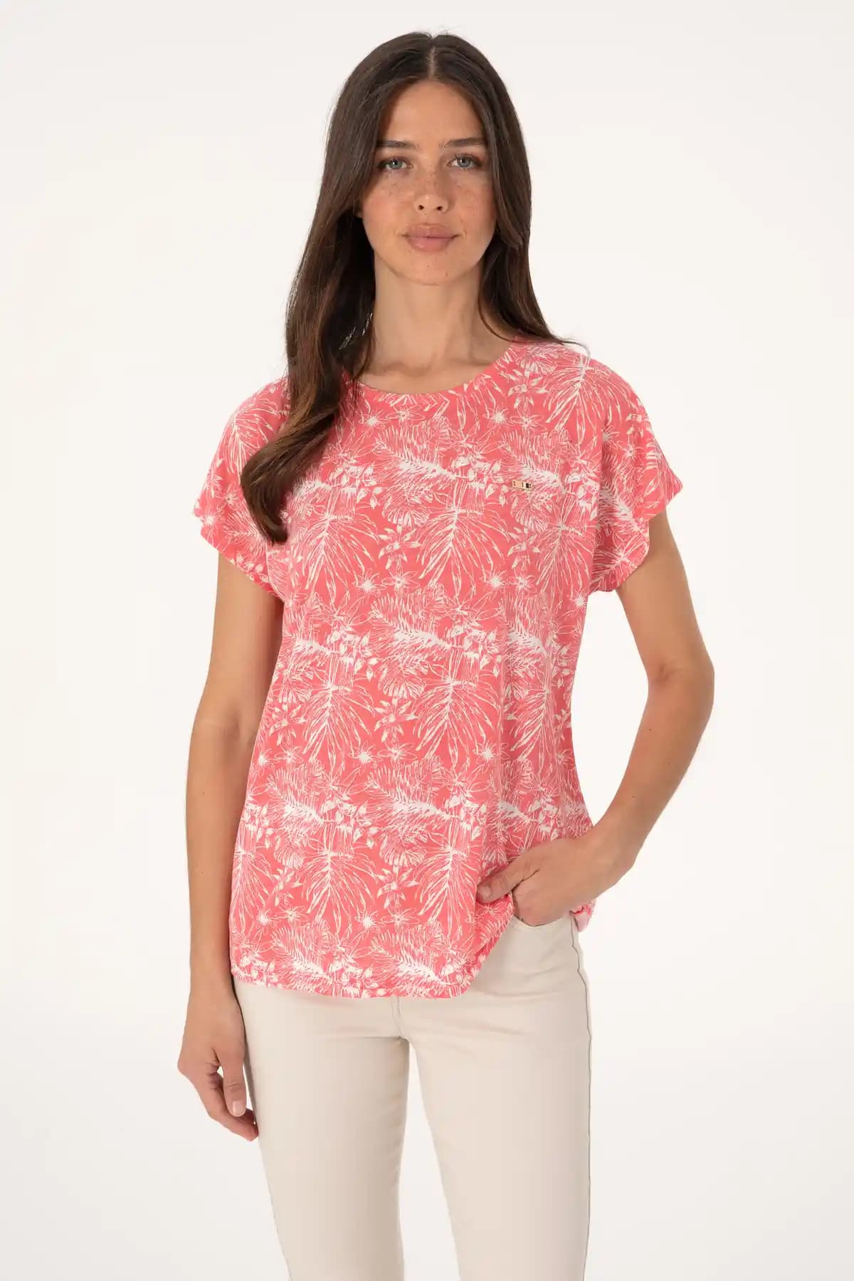 U.S. Polo Assn. Kadın Pembe Desenli Bisiklet Yaka Tişört: Günlük Şıklık ve Rahatlık Sunan Modern Tasarım