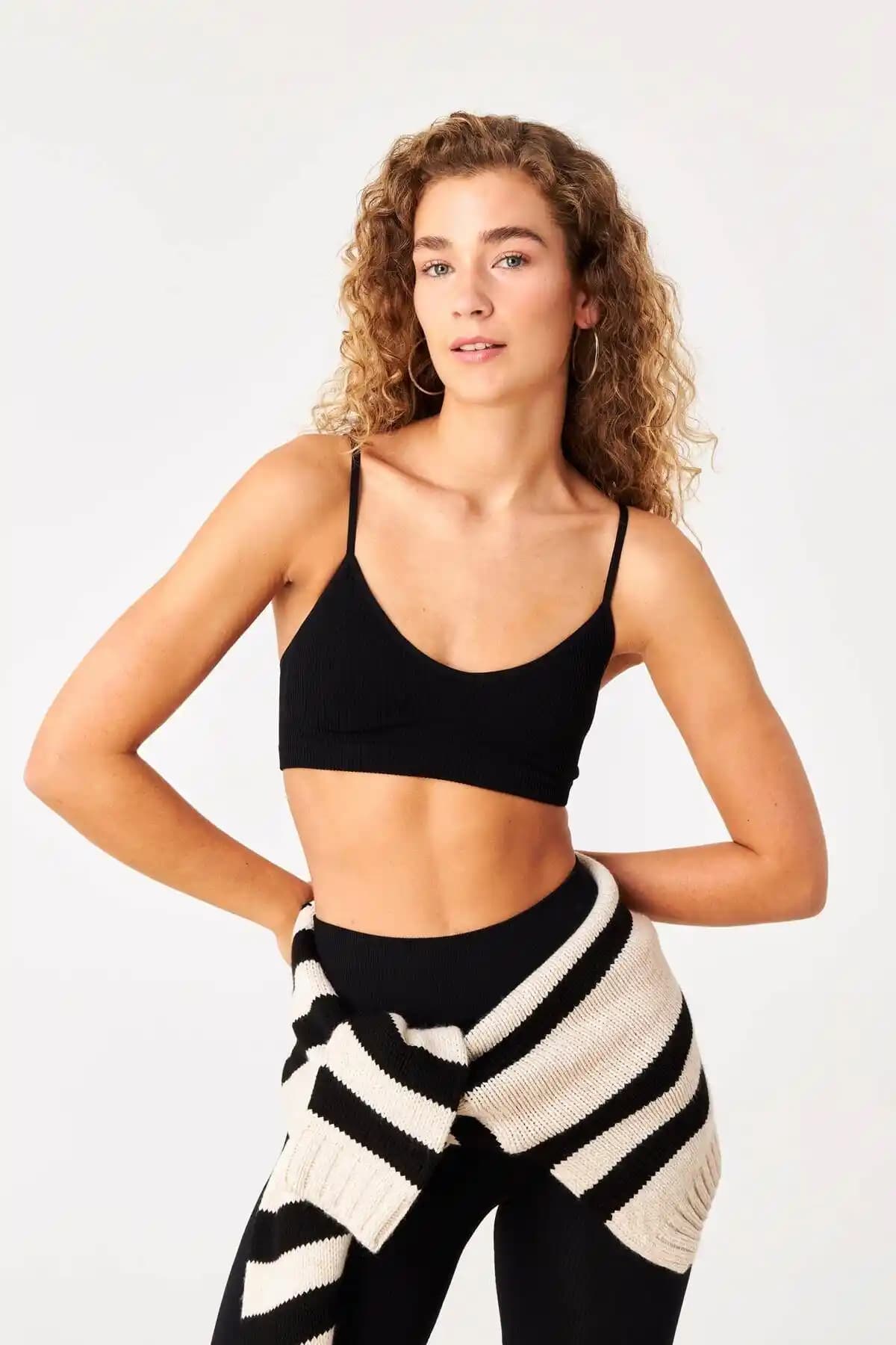 Addax Göğüs Pedli Seamless Crop Atlet A6009-K1: Rahat ve Şık Spor ve Günlük Kullanım İçin