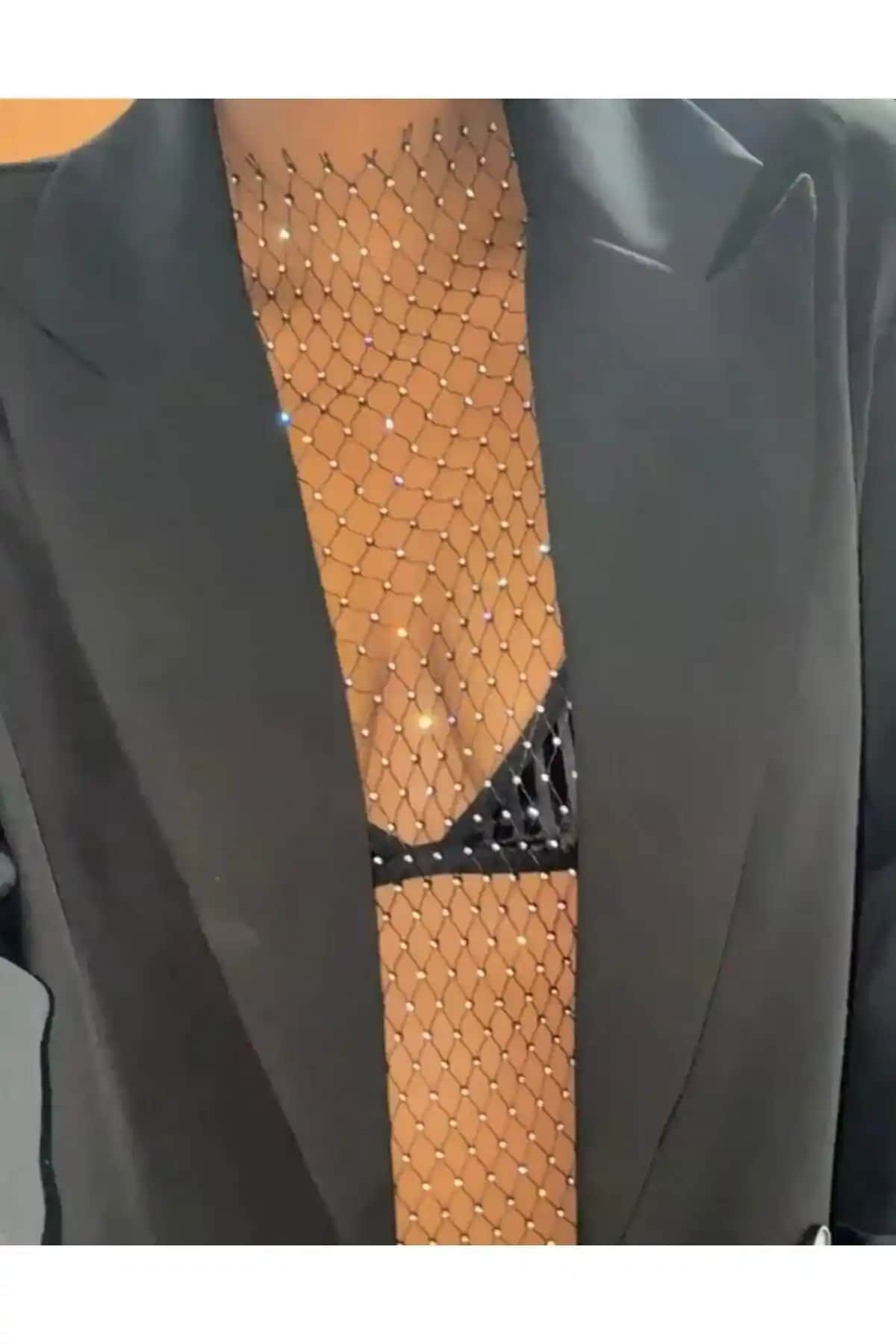 Âlâ Atelier Kristal Taşlı File Crop Bluz: Şıklık ve Konforu Bir Arada Sunan Modern Tasarım