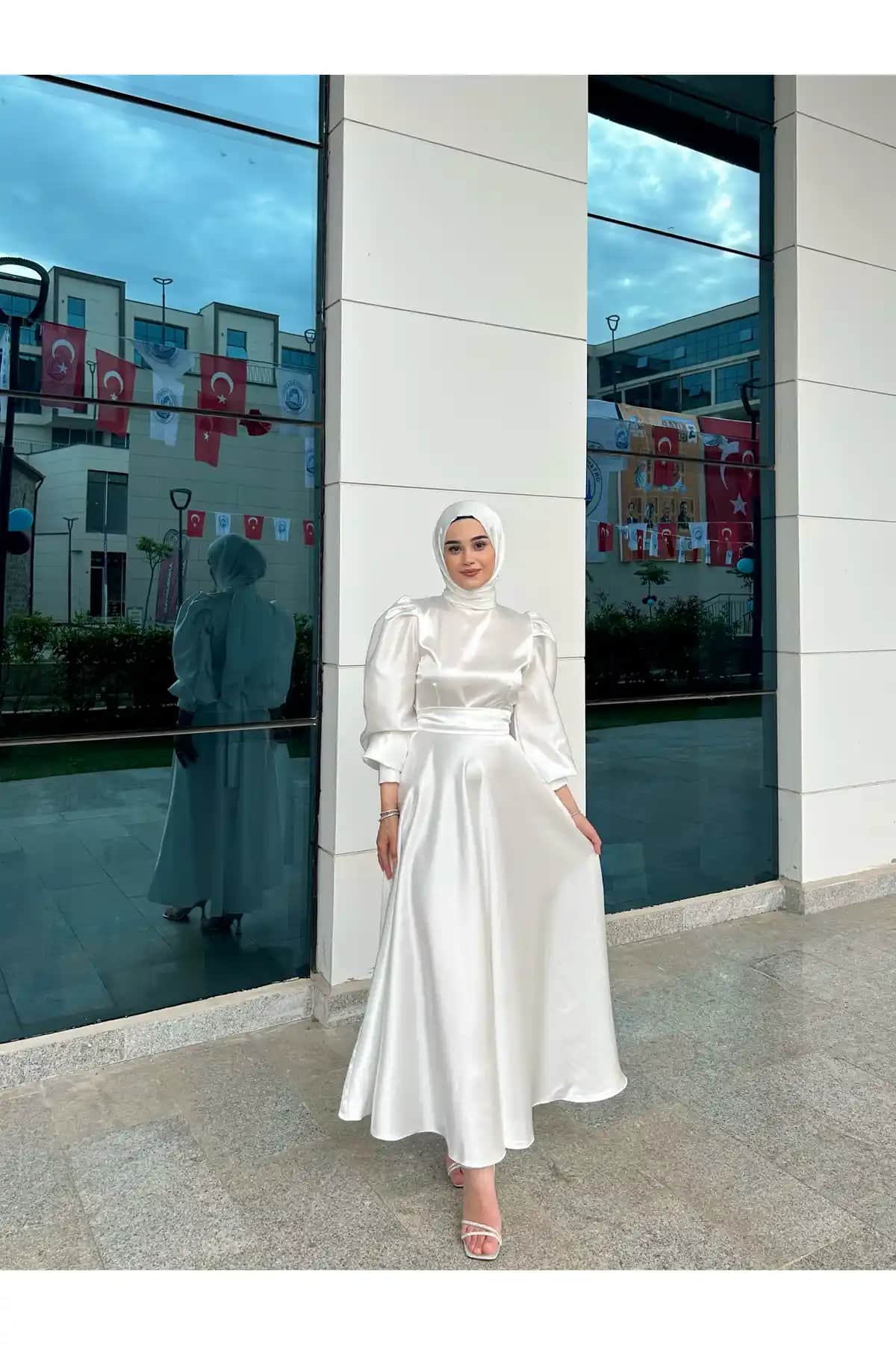 Beyaz Bella Tül Abiye: Modern ve Zarif Tasarımıyla Tesettür Giyim İçin Şık Seçenek