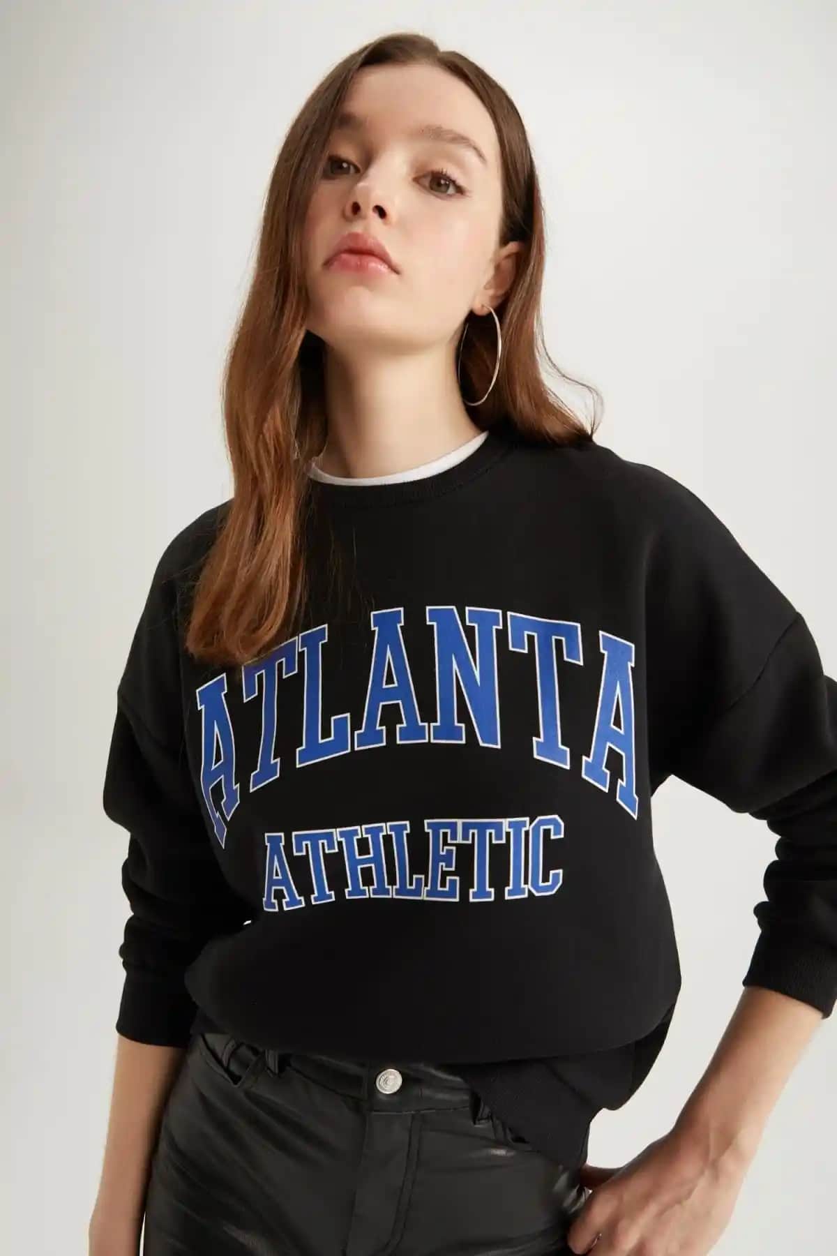 DeFacto Bisiklet Yaka Slogan Baskılı Sweatshirt: Günlük Şıklık ve Konfor Sunan Modern Tasarım