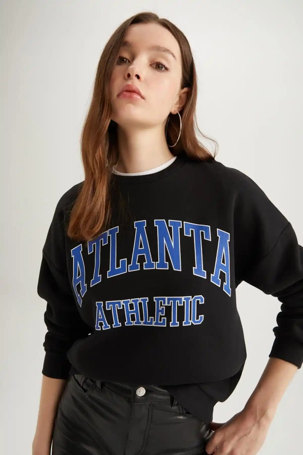 DeFacto Bisiklet Yaka Slogan Baskılı Sweatshirt: Günlük Şıklık ve Konfor Sunan Modern Tasarım