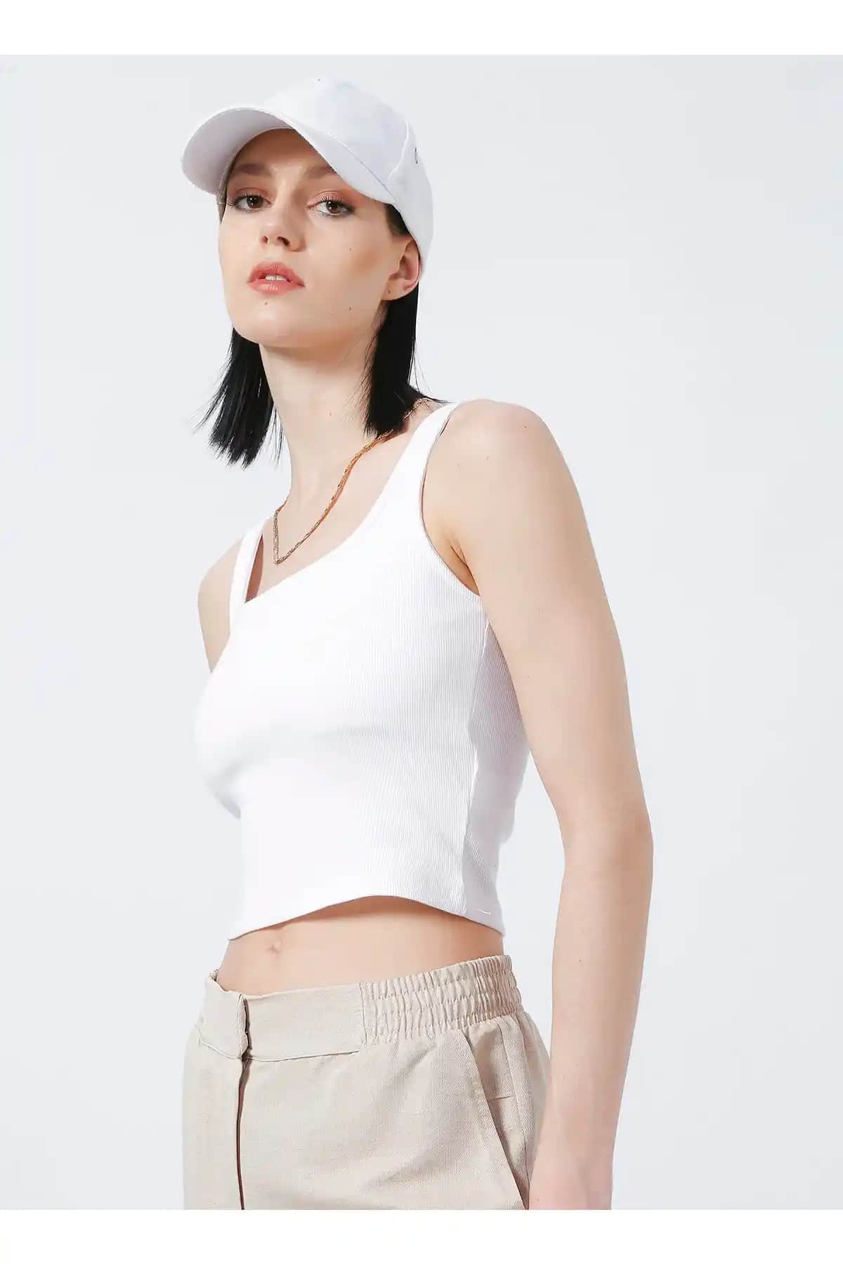 Fabrika Beyaz Kadın Kare Yaka Crop Atlet TARRAN: Şıklık ve Konforun Mükemmel Buluşması