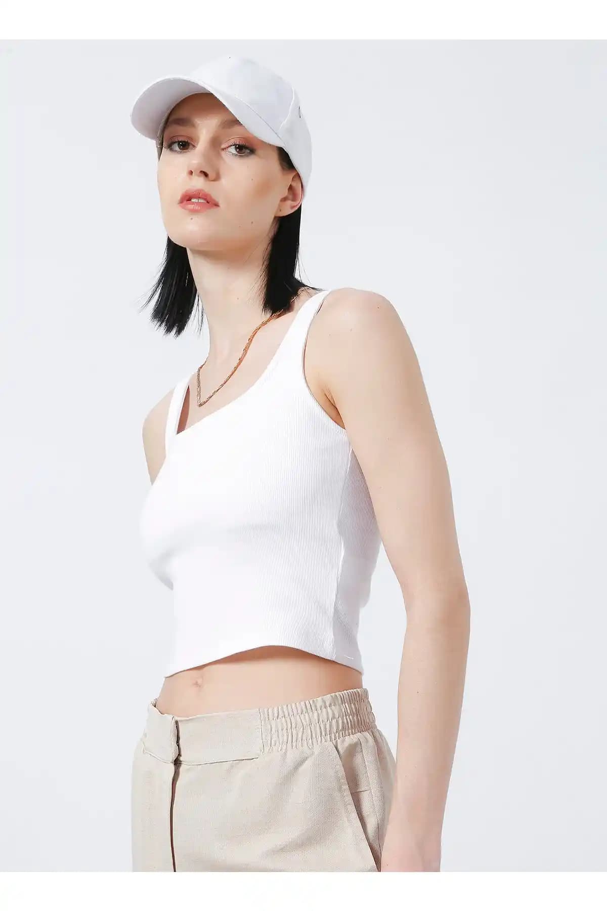 Fabrika Beyaz Kadın Kare Yaka Crop Atlet TARRAN: Şıklık ve Konforun Mükemmel Buluşması
