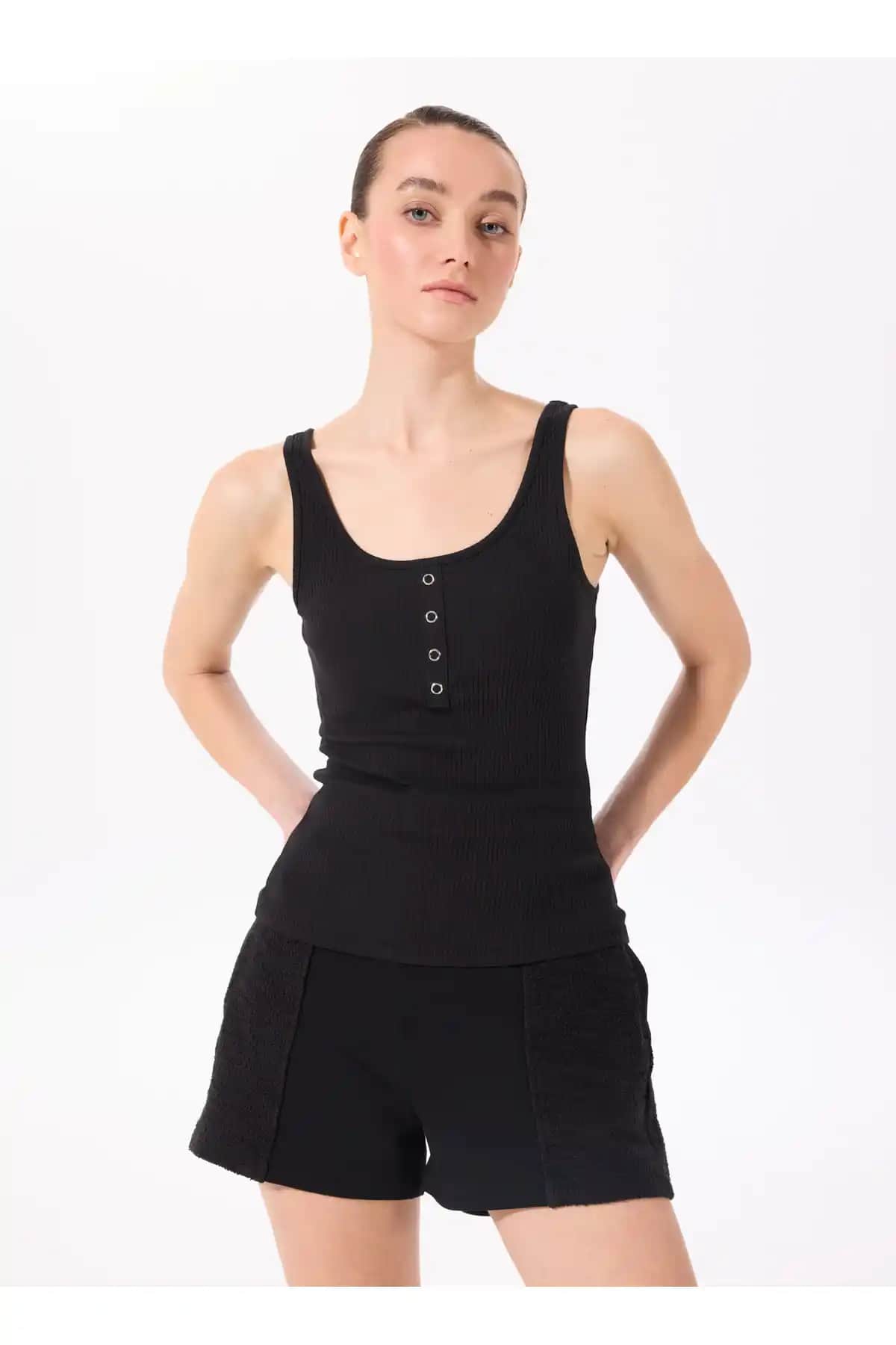 Fabrika U Yaka Fitilli Siyah Kadın Atlet: Şıklık ve Konfor Sunan Günlük Giyim Parçası