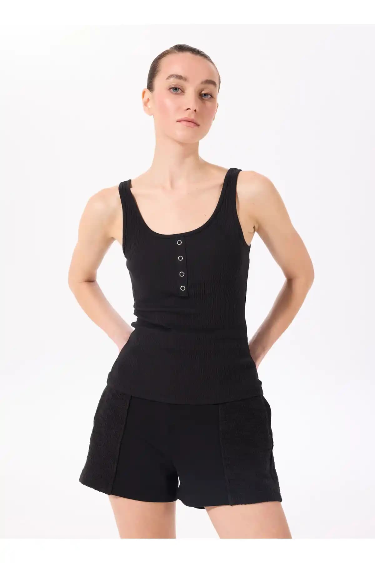 Fabrika U Yaka Fitilli Siyah Kadın Atlet: Şıklık ve Konfor Sunan Günlük Giyim Parçası