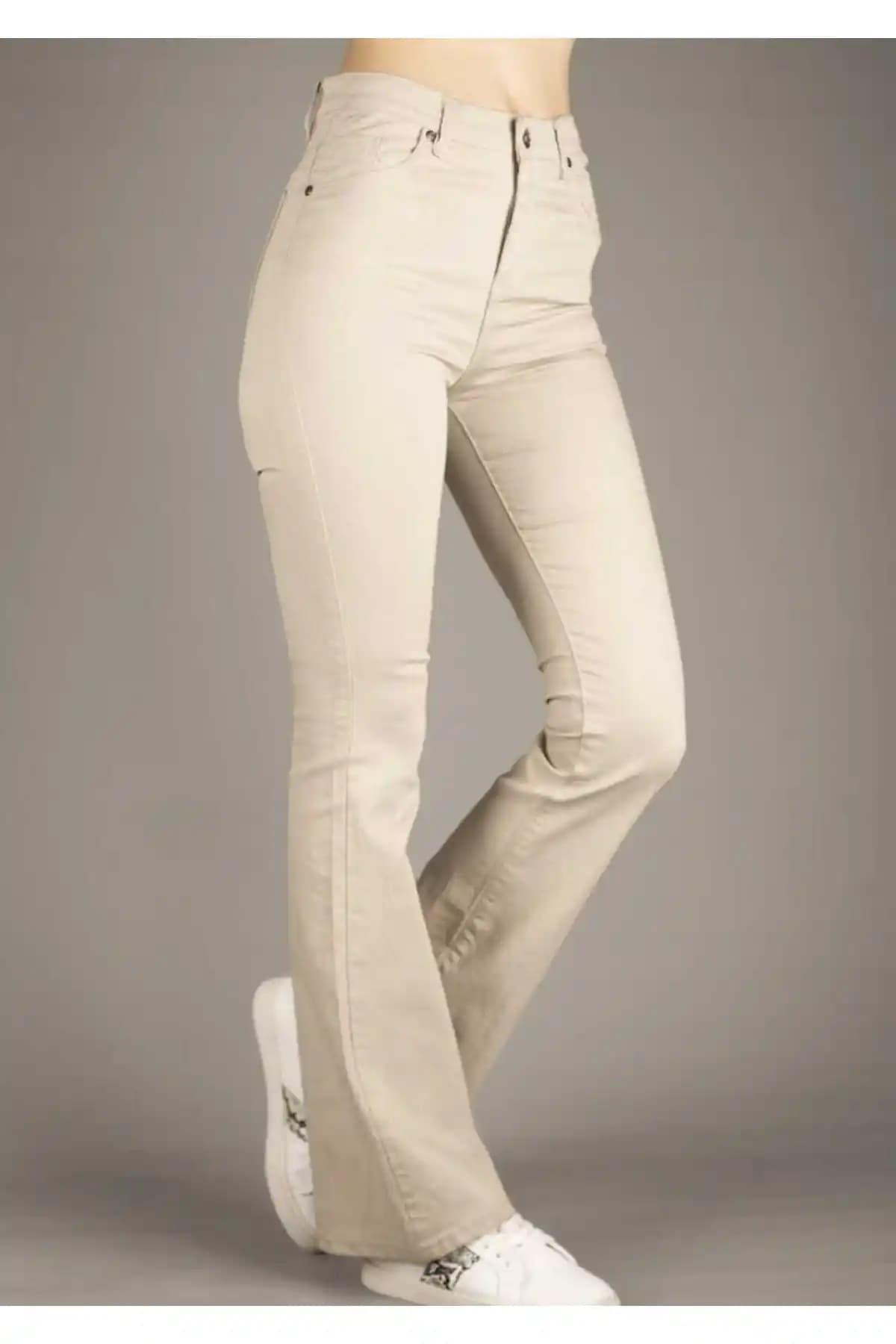 Geenz İspanyol Paça Bej Jean Pantolon: Şıklık ve Konforun Modern Buluşması