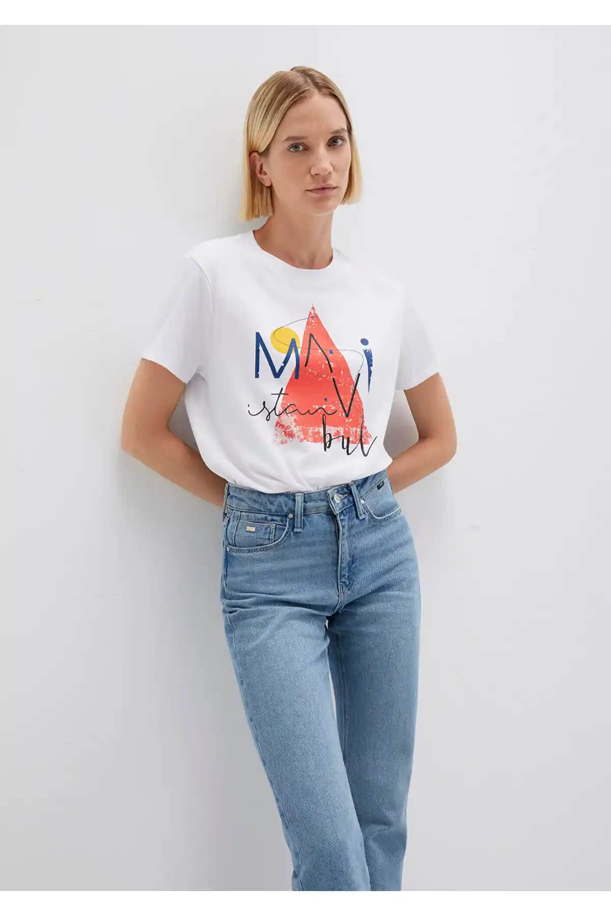 İstanbul Temalı Mavi Üçgen Baskılı Beyaz Pamuklu Tişört Günlük Şıklık ve Konfor İçin