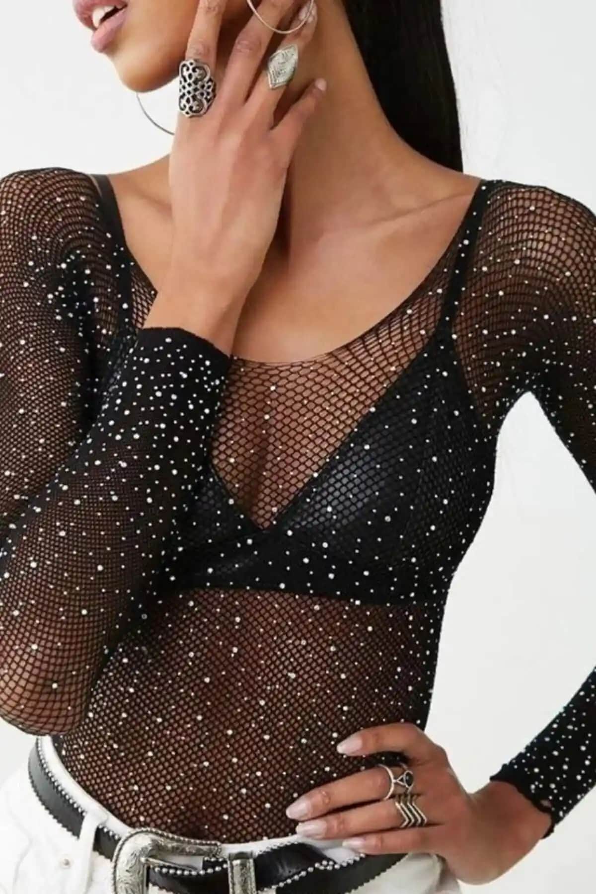 Kadın Siyah Parlak Taşlı Omuz Dekolteli Bodysuit Bluz Modern ve Şık Tasarım