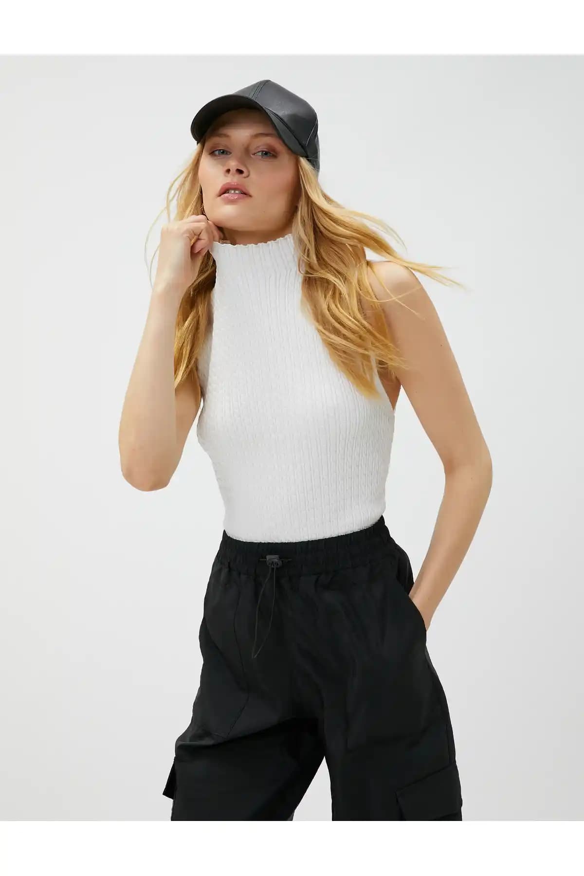 Koton Boğazlı Atlet Kolsuz Örgü Motifli Şık ve Rahat Günlük Giyim Parçası