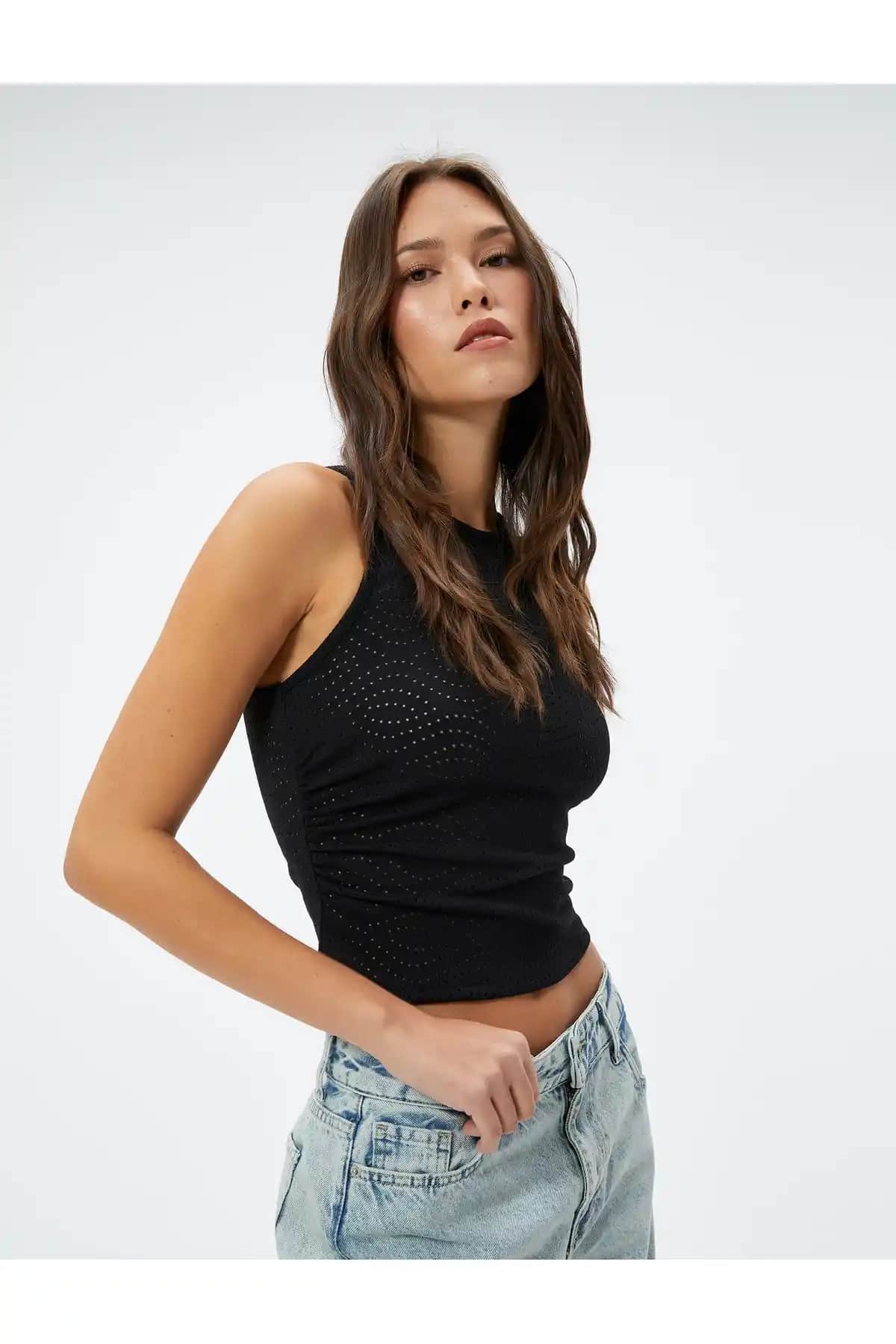 Koton Halter Yaka Atlet Günlük Şıklık ve Rahatlık Sunan Modern Tasarım