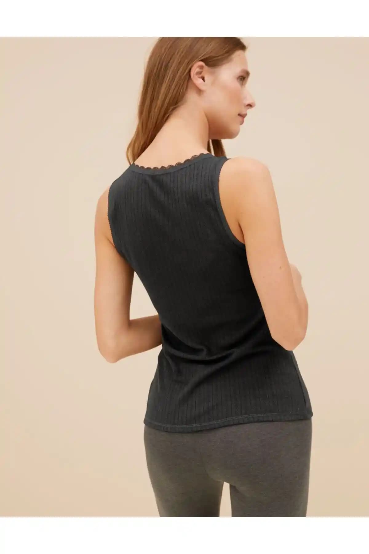 Marks & Spencer 2'li Termal Atlet: Şıklık ve Konforu Bir Arada Sunan Kış Giyim Parçası