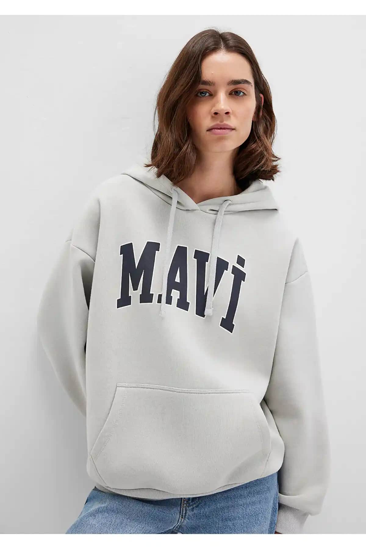 Mavi Logo Baskılı Kapüşonlu Gri Sweatshirt Kadınlar İçin Rahat ve Şık Kış Giyim Seçeneği