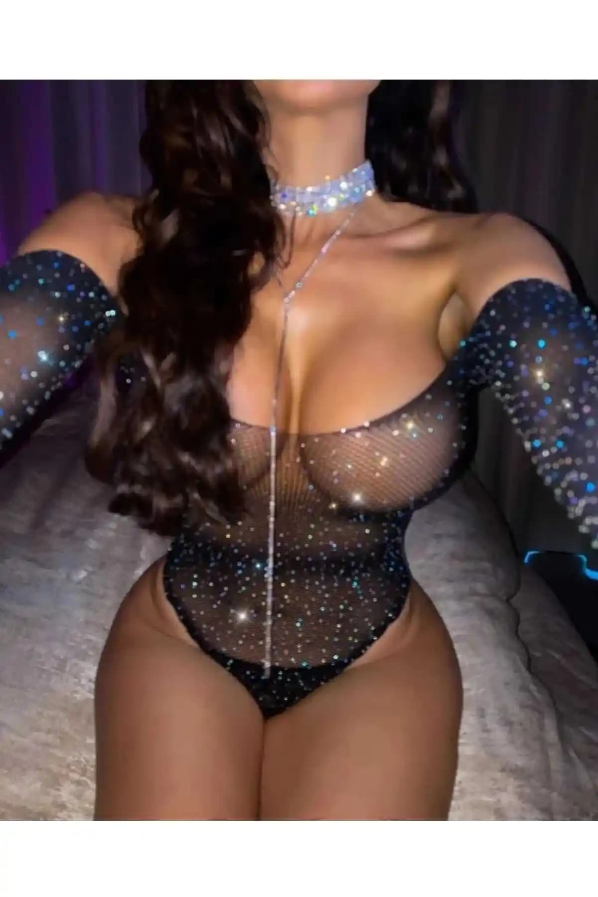 Mini Göğüs Dekolteli Bodysuit ile Şıklık ve Konforu Bir Arada Yaşayın