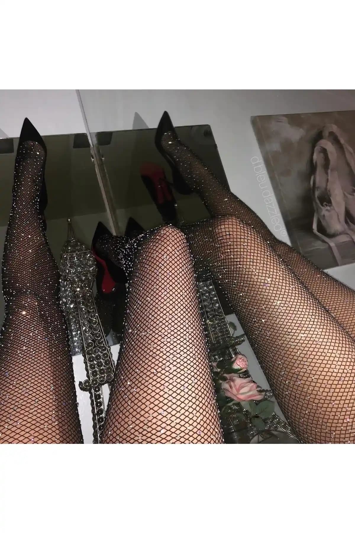 Nuriçgiyim Taşlı Çorap: Şıklık ve Konfor Sunan Modern Tasarım ve Kaliteli Malzeme