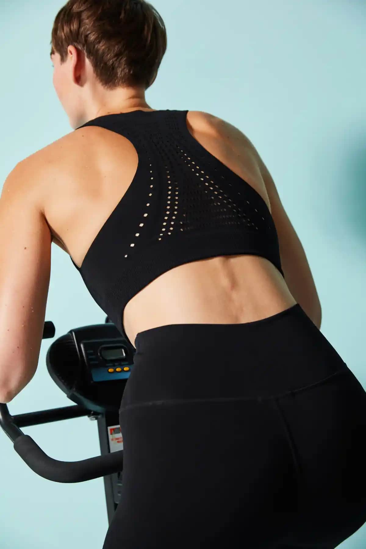 Penti Dikişsiz Siyah Seamless Crop Üst: Modern Spor ve Günlük Şıklık İçin Uygun