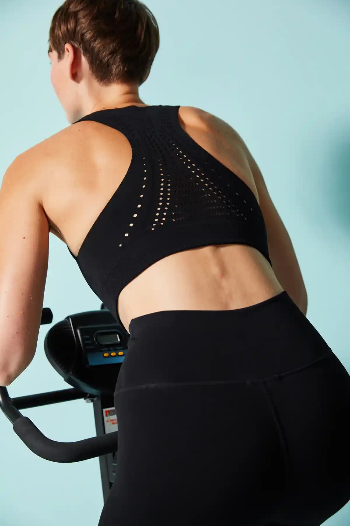 Penti Dikişsiz Siyah Seamless Crop Üst: Modern Spor ve Günlük Şıklık İçin Uygun