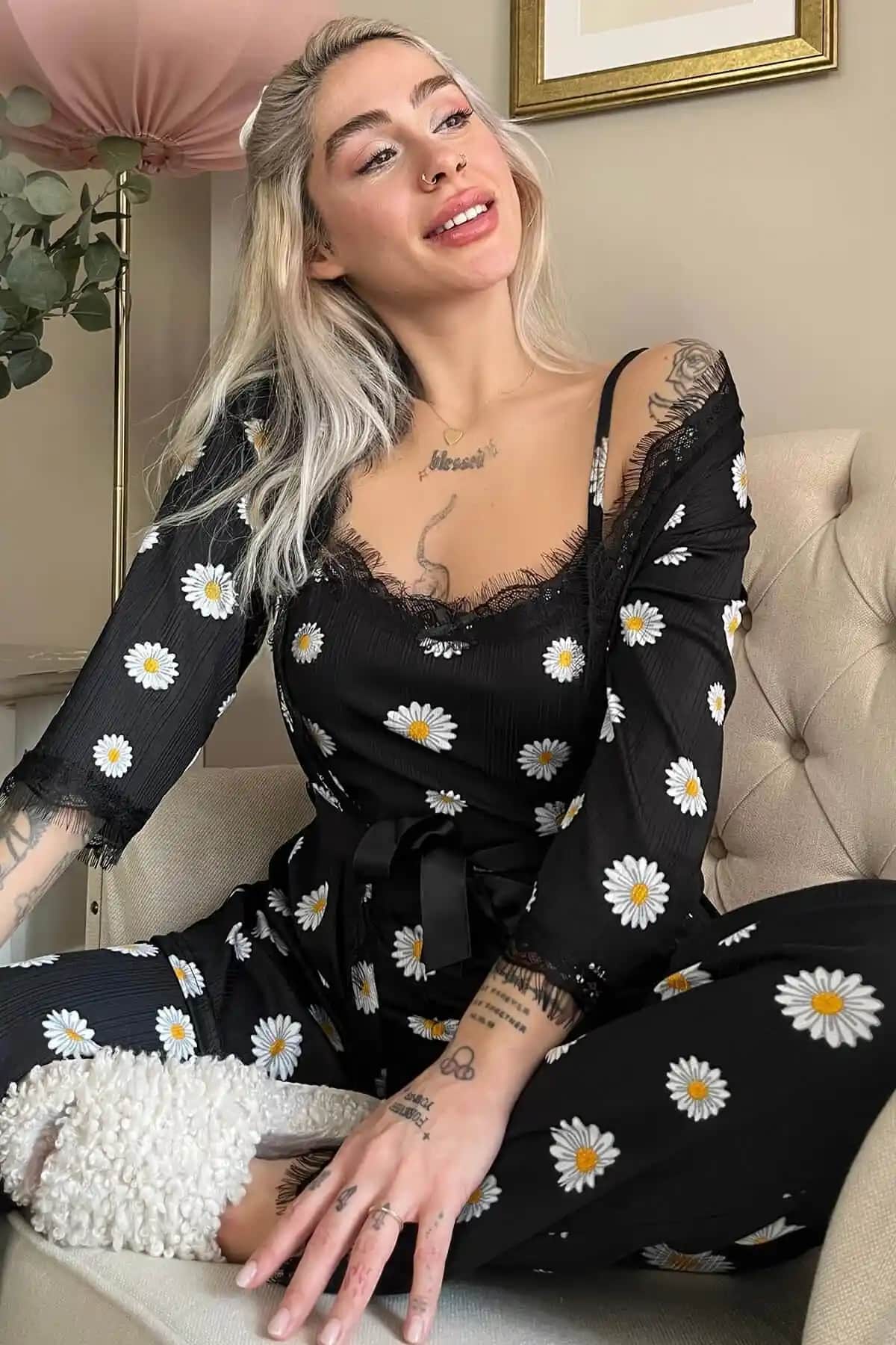 Pijamaevi Siyah Papatya Desenli Sabahlıklı Pegasus Pijama Takımı İnceleme ve Özellikleri
