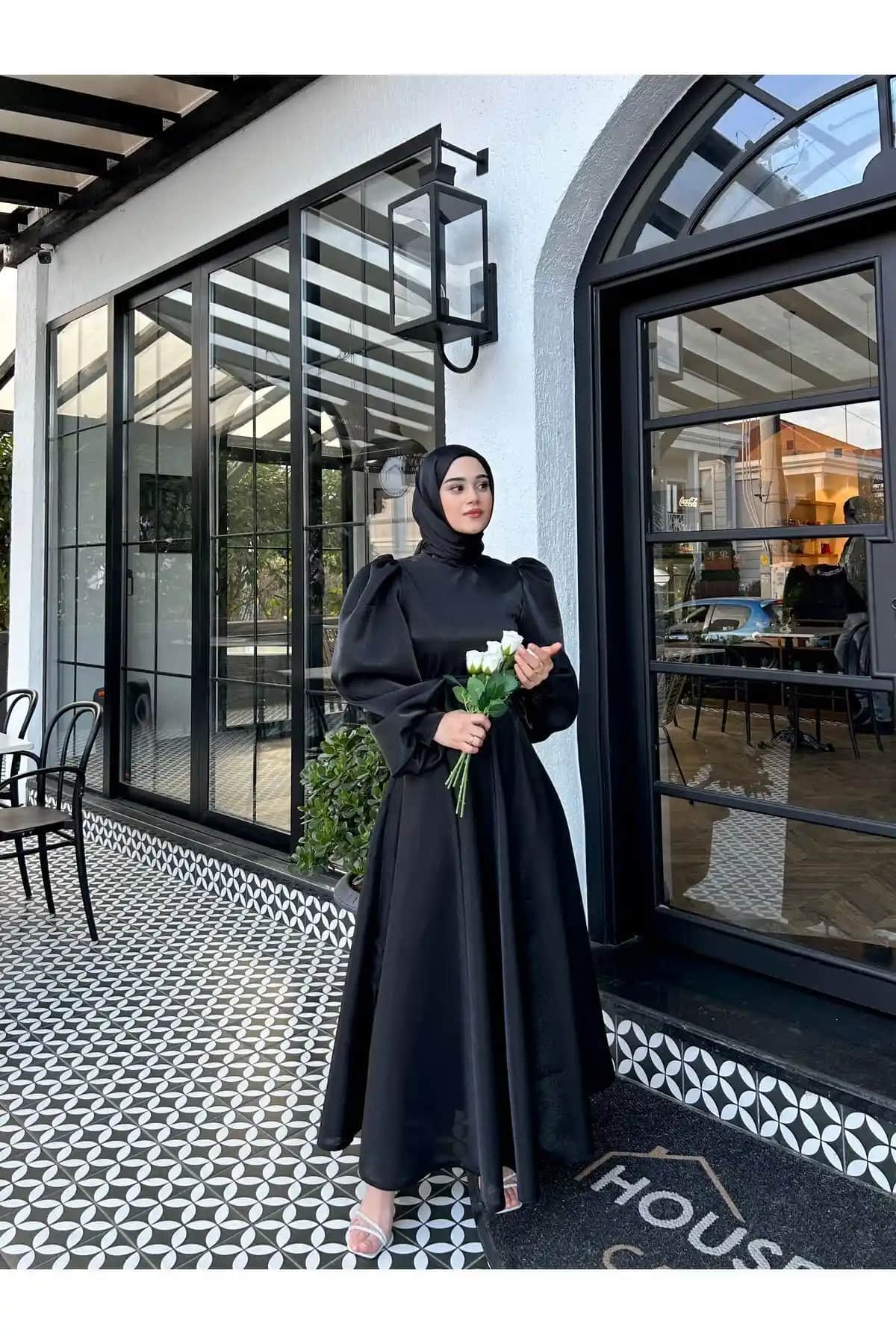 Siyah Hazel Balon Kol Tesettür Abiye: Şıklık ve Konforu Bir Arada Sunan Zarif Tasarım