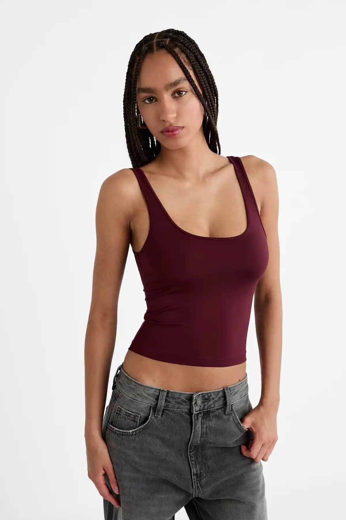 Stradivarius Poliamid T-shirt: Şıklık ve Konforu Bir Arada Sunan Modern Tasarım