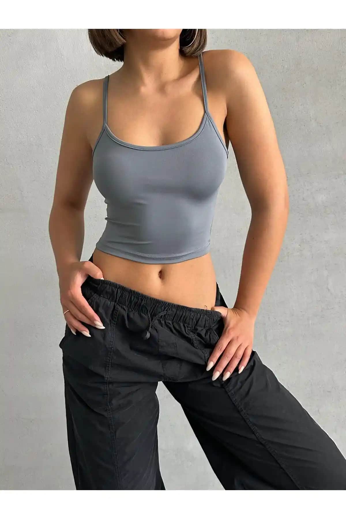 The Base Füme Scuba Kumaş İp Askılı Crop Top ile Modern ve Şık Yaz Kombinleri