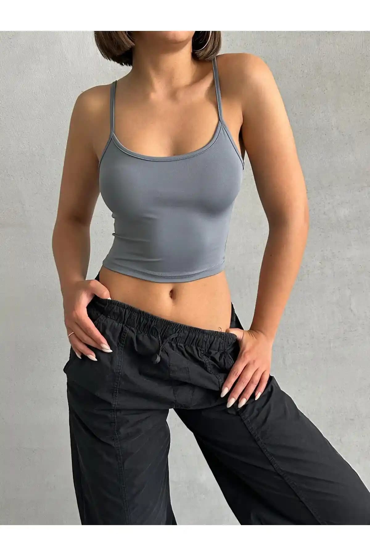 The Base Füme Scuba Kumaş İp Askılı Crop Top ile Modern ve Şık Yaz Kombinleri