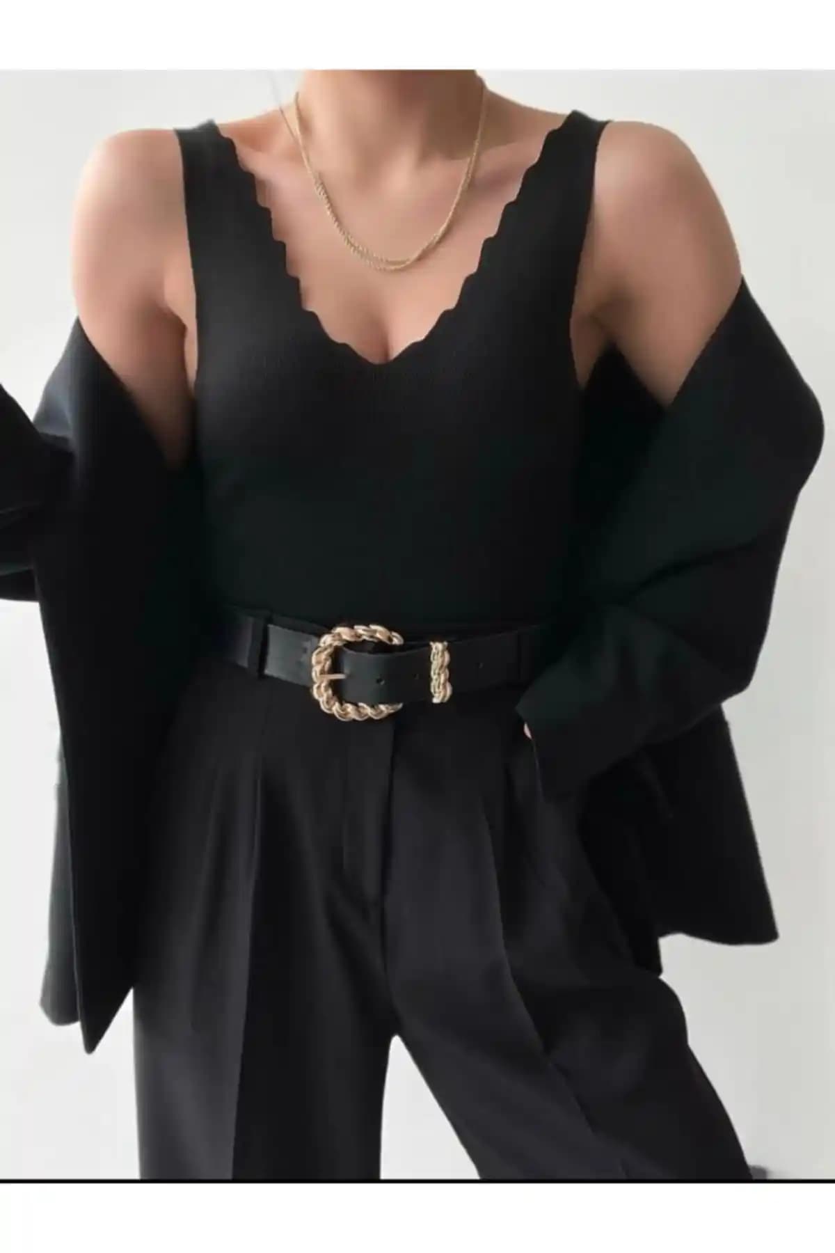 BE CHİC Kadın Siyah V Yaka Merdiven Detaylı Triko Atlet Rahat ve Şık Tasarım