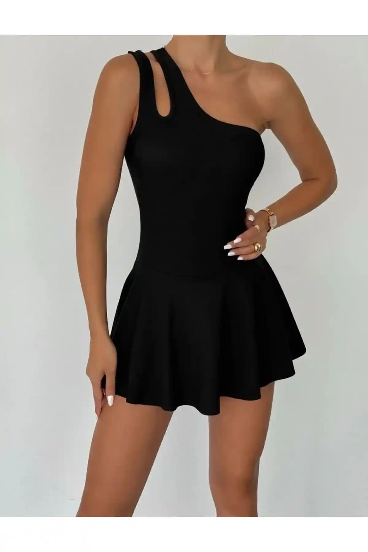 Escadess Tek Omuz Birleşik Şortlu Mayo Göğüs Pedli: Şıklık ve Konforun Modern Buluşması