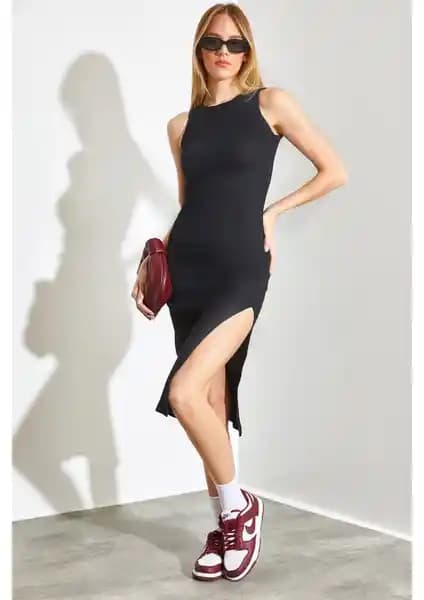 Shade Bisiklet Yaka Yırtmaçlı Kaşkorse Elbise: Şıklık ve Rahatlığın Modern Buluşması