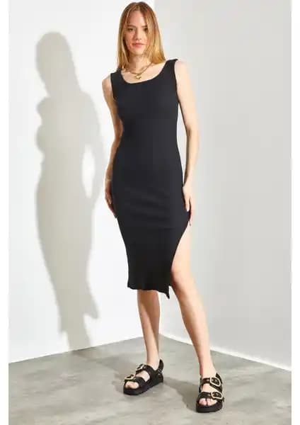 Shade Kare Yaka Yırtmaçlı Fitilli Kaşkorse Elbise: Şıklık ve Konforun Dengesi