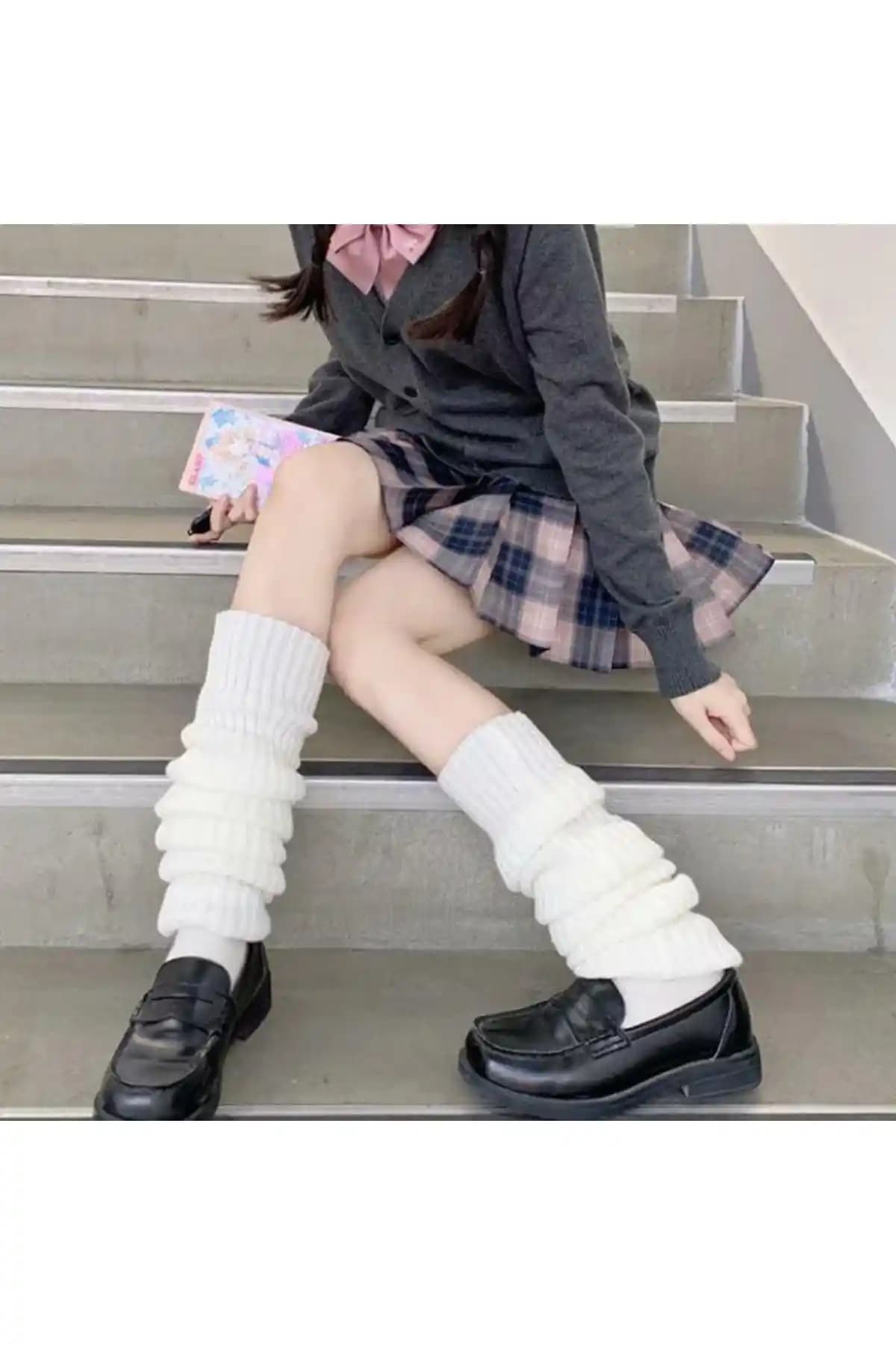 Köstebek Düz Beyaz Kışlık Kalın Bol Tozluk: Sıcak ve Şık Kış Aksesuarı